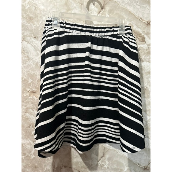 Rue21 Dresses & Skirts - Rue21 Striped Mini Skirt Elastic Waist Casual Black White‎ Size S